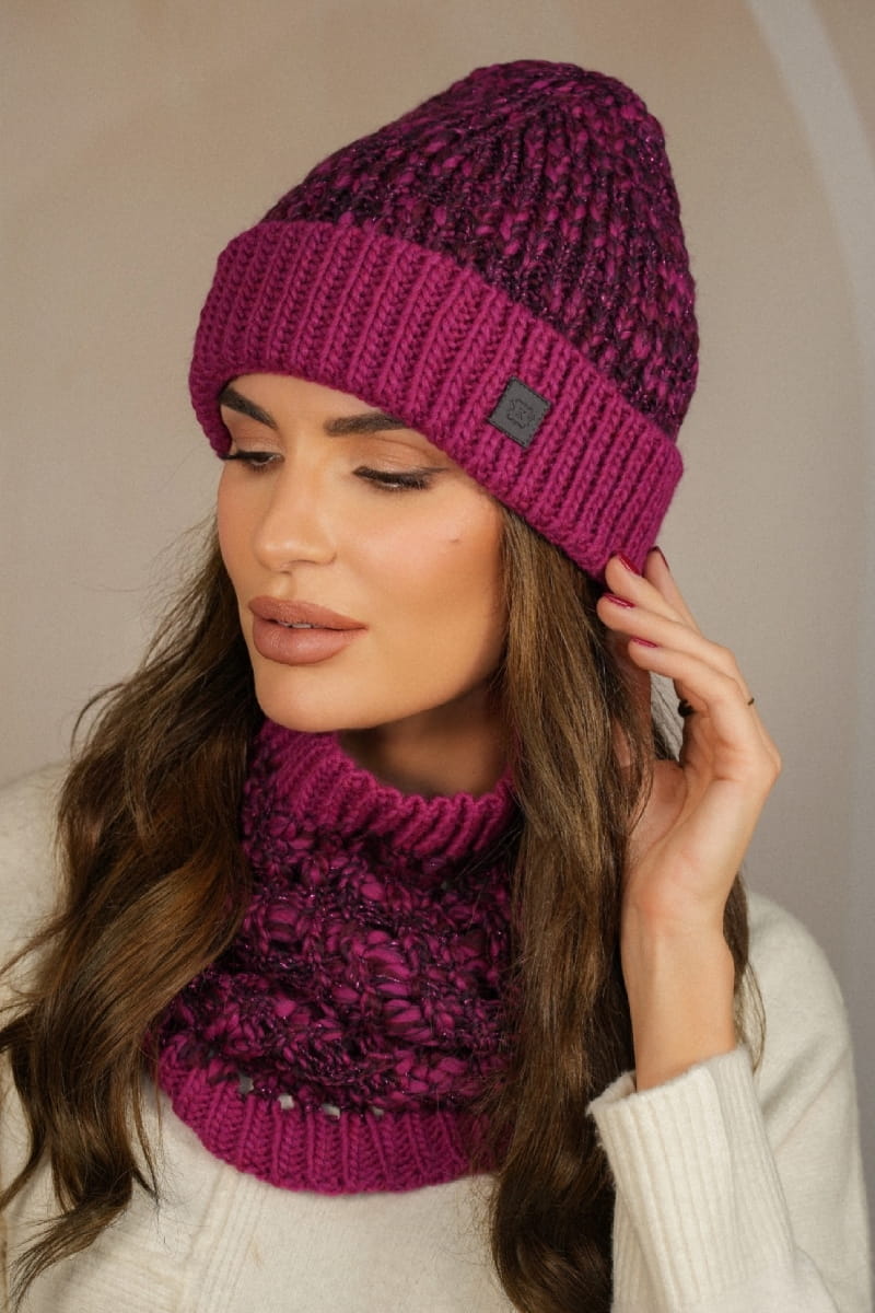 Detal czapki i komina w kolorze fuksji, ukazujący ciekawą strukturę materiału z delikatnym błyskiem | KAMEA | Spironik.pl