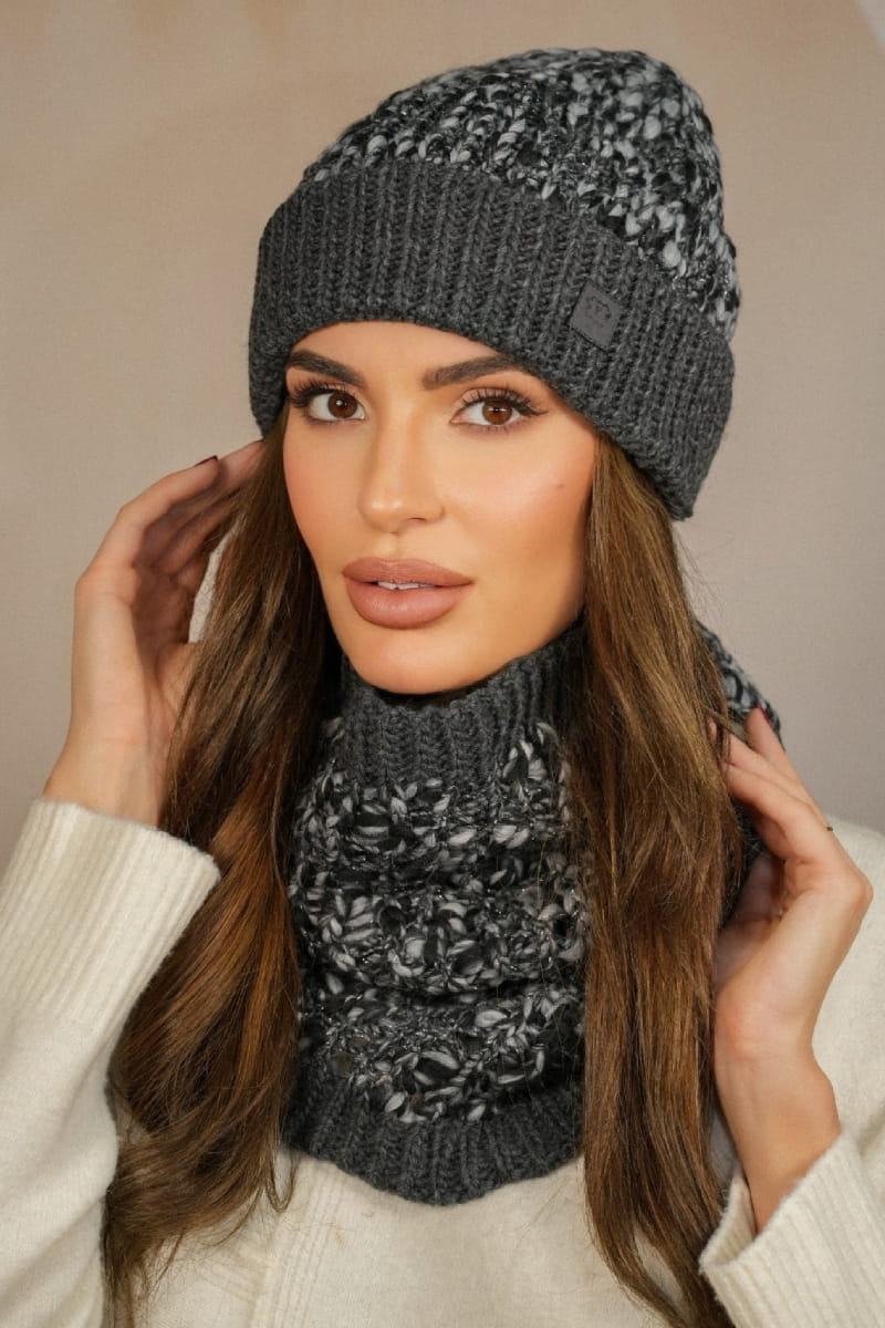 Detal struktury materiału czapki i komina w grafitowym kolorze, idealny na mroźne dni | KAMEA | Spironik.pl