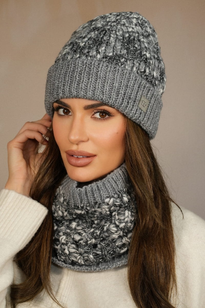 Detal czapki i komina w szarym kolorze, z ciekawą strukturą materiału i delikatnym błyskiem lureksu | KAMEA | Spironik.pl