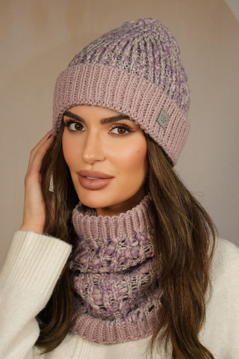 Detal czapki i komina w różowym kolorze, z ciekawą strukturą materiału i delikatnym błyskiem | KAMEA | Spironik.pl