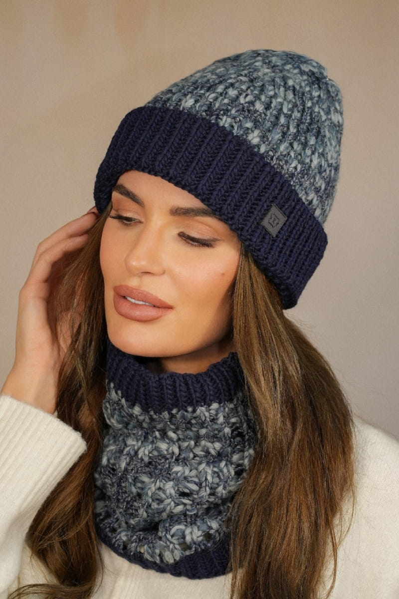 Detal czapki i komina w granatowym kolorze, z widoczną strukturą materiału i delikatnym błyskiem | KAMEA | Spironik.pl