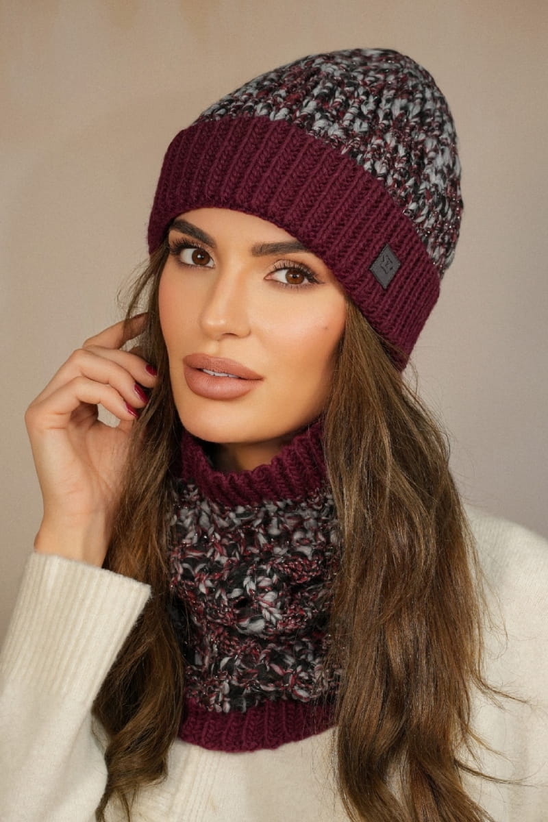 Detal czapki i komina w kolorze bordowym, idealny na chłodne dni jesieni i zimy | KAMEA | Spironik.pl