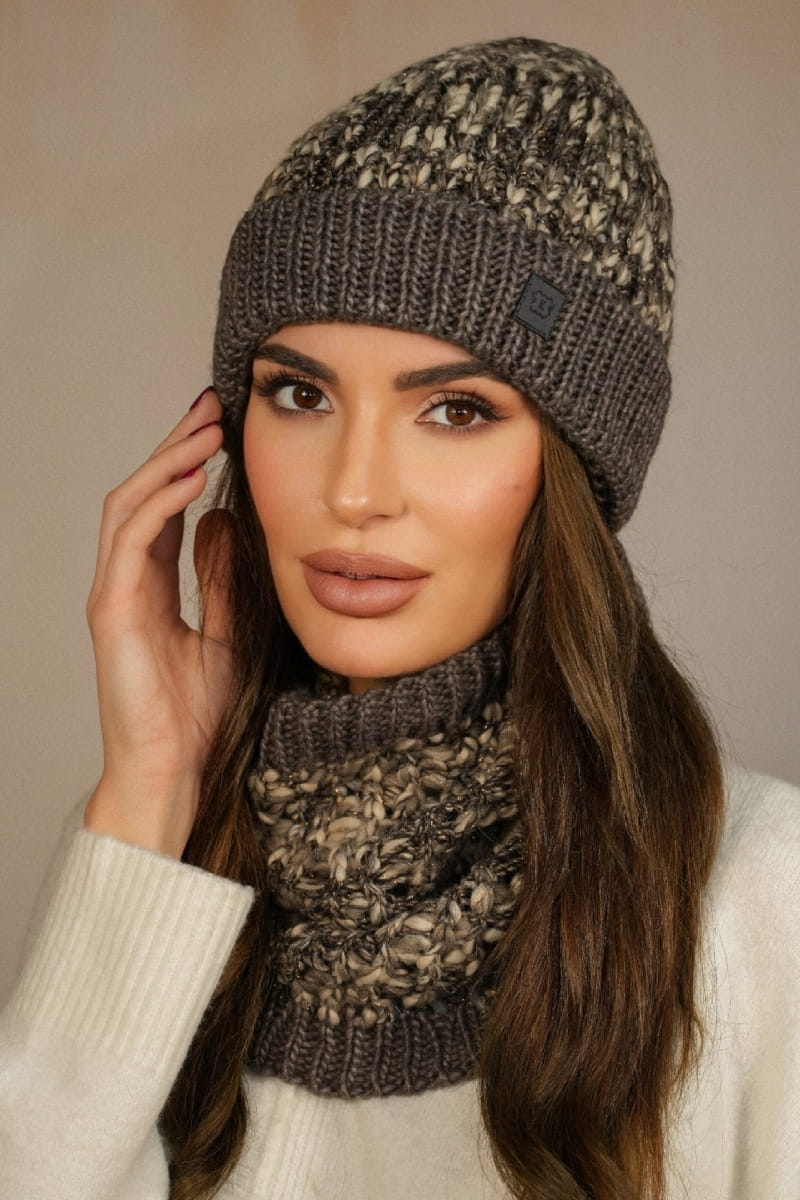 Detal czapki i komina w brązowym kolorze, ukazujący strukturę materiału i jakość wykonania | KAMEA | Spironik.pl