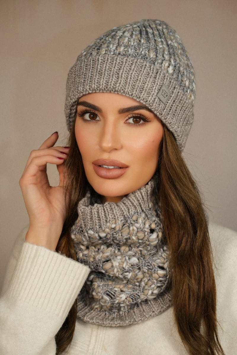 Detal struktury materiału czapki i komina, z widoczną zawartością wełny z alpaki i lureksu | KAMEA | Spironik.pl