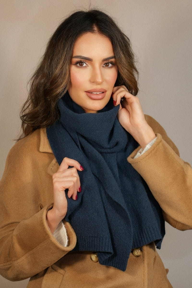 Szalik Damski, Model: Szalik-02, Kolor: granatowy, Skład materiału: 80% Wełna; 20% Poliamid, Przeznaczenie: Jesień/Zima, Wymiary(długość/szerokość): 160cm/25cm (Szalik Damski, zdjęcie 2)