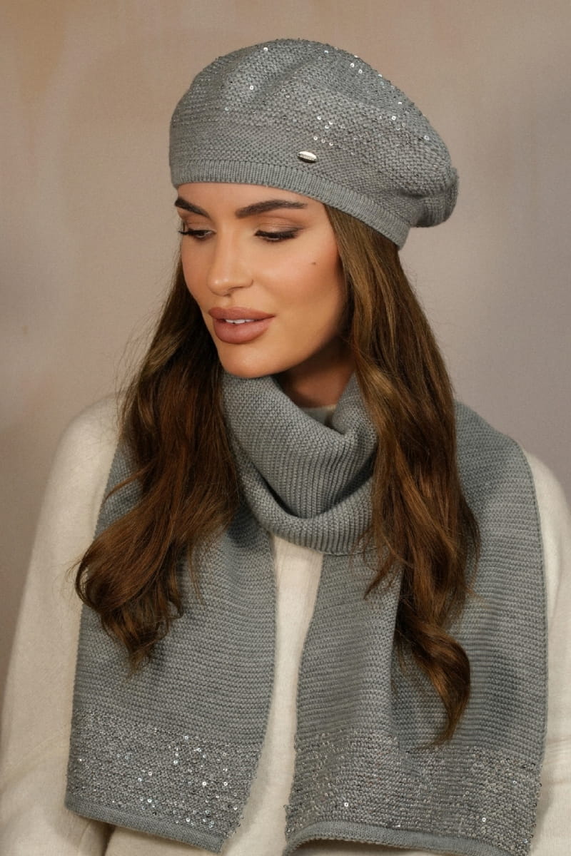 Komplet (Beret + Szalik), Model: Piwonia-Komplet, Kolor: szary, Skład materiału: 50% Akryl; 20% Wełna; 15% Poliamid; 15% Poliester, Rozmiar: Uniwersalny (54-60) (Komplet (Beret + Szalik), zdjęcie 2)