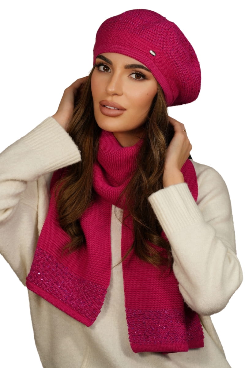 Detal beretu z cekinami w malinowym kolorze, część eleganckiego kompletu na sezon jesienny | KAMEA | Spironik.pl