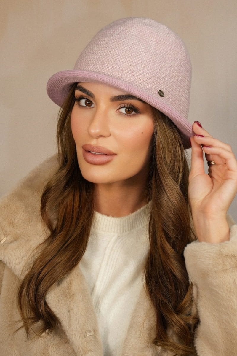 Kapelusz Damski, Model: Zelda, Kolor: ciemny różowy, Skład materiału: 50% Akryl; 30% Wełna; 10% Wiskoza; 10% Alpaka, Przeznaczenie: Jesień/Zima, Rozmiar: Uniwersalny (54-60) (Kapelusz Damski, zdjęcie 2)