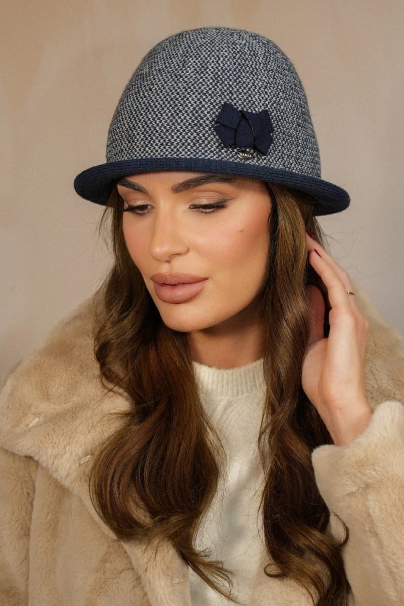 Kapelusz Damski, Model: Dante, Kolor: granatowy, Skład materiału: 50% Akryl; 30% Wełna; 10% Wiskoza; 10% Alpaka, Przeznaczenie: Jesień/Zima, Rozmiar: Uniwersalny (54-60) (Kapelusz Damski, zdjęcie 2)