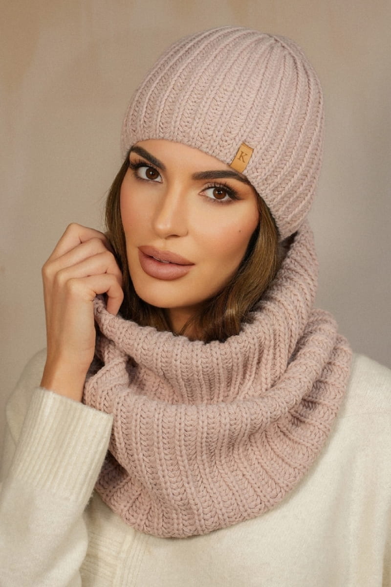 Detal grubej struktury materiału czapki i komina w różowym kolorze, idealny na chłodne dni | KAMEA | Spironik.pl