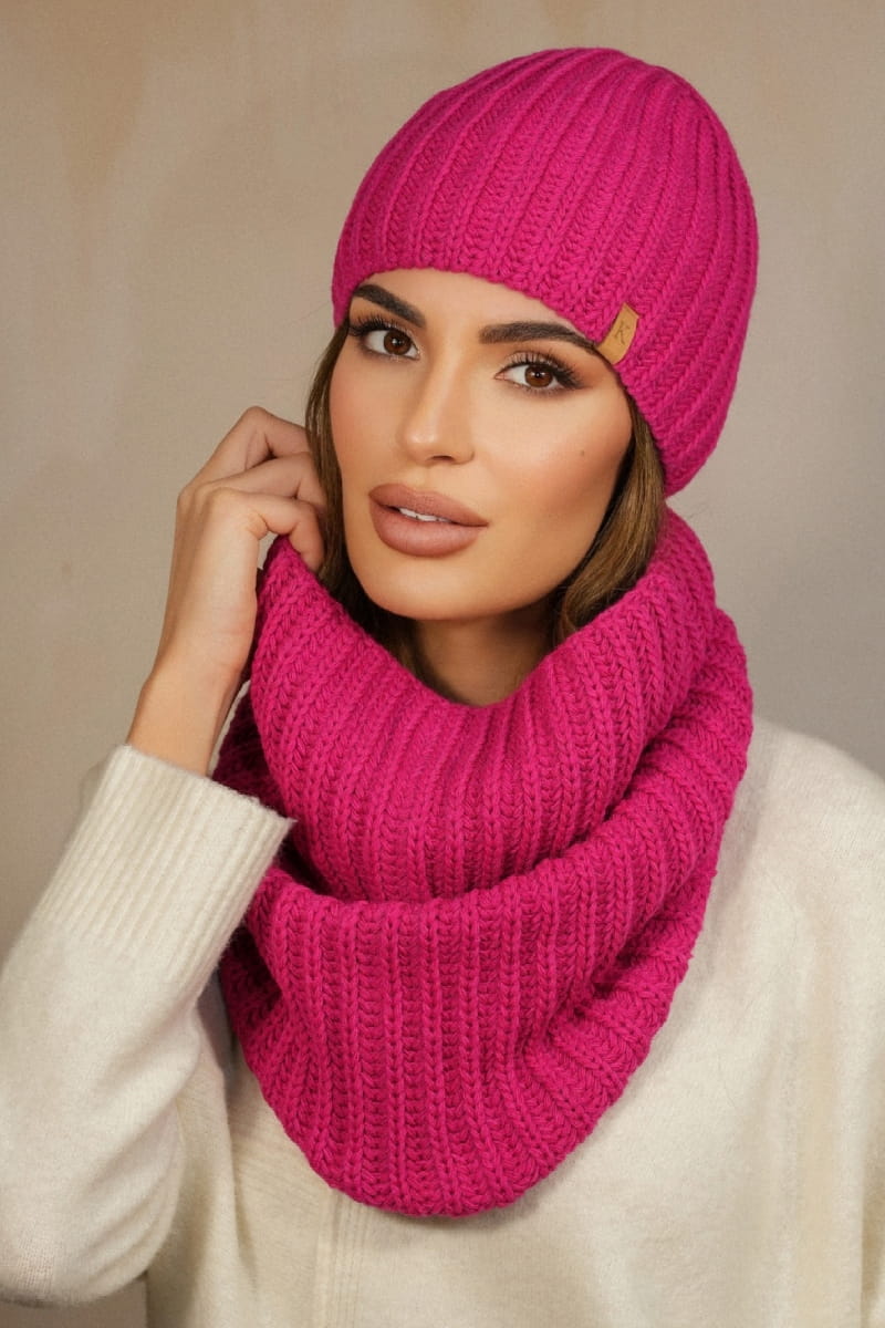 Detal grubej struktury czapki i komina w malinowym kolorze, zapewniający ciepło i komfort w sezonie jesienno-zimowym | KAMEA | Spironik.pl