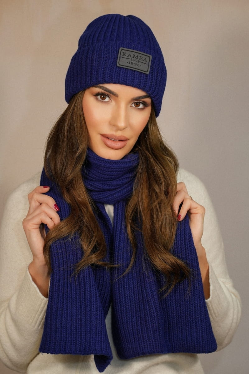 Detal czapki LETICIA z wywinięciem i logo z ekoskóry, wykonanej z wysokiej jakości materiałów | KAMEA | Spironik.pl