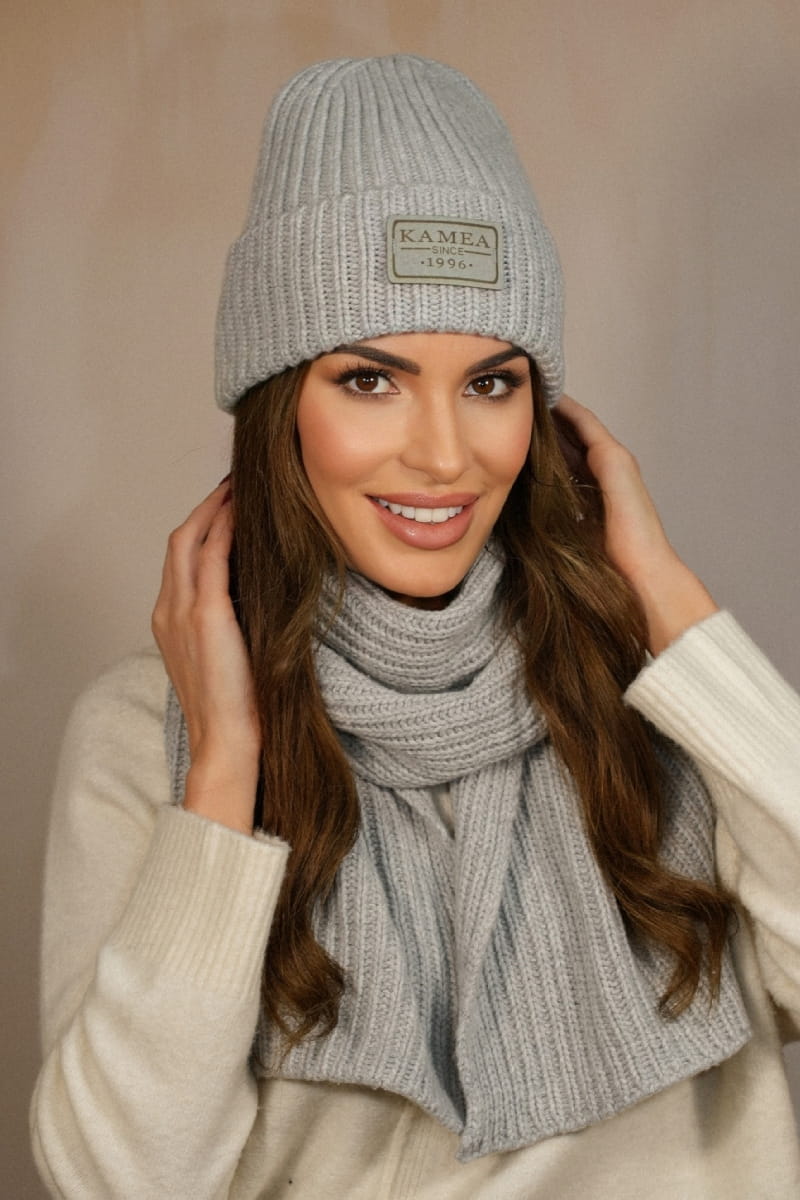 Czapki, Model: Leticia-Komplet, Kolor: szary, Skład materiału: 20% Kaszmir; 30% Meryno Extrafine; 30% Wiskoza; 20% Poliamid, Przeznaczenie: Jesień/Zima, Wymiary(długość/szerokość): 170cm/25cm (Czapki, zdjęcie 2)
