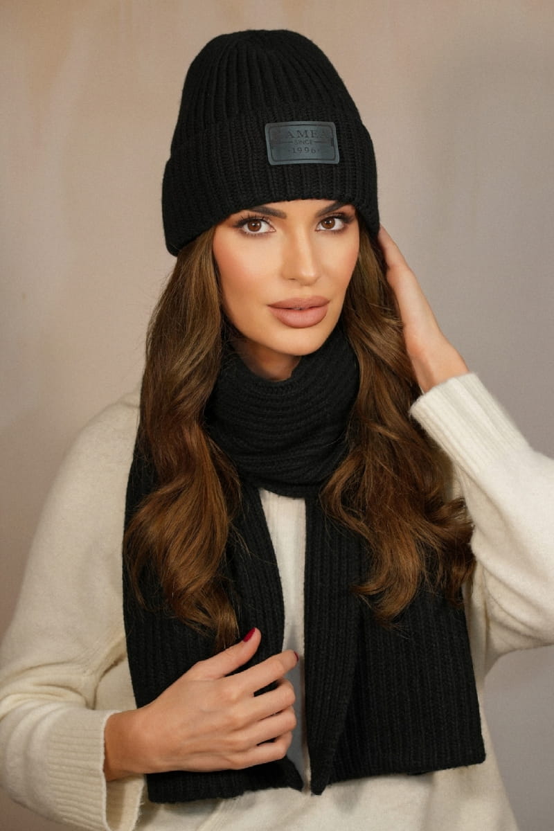 Komplet (Czapka + Szalik), Model: Leticia-Komplet, Kolor: czarny, Skład materiału: 20% Kaszmir; 30% Meryno Extrafine; 30% Wiskoza; 20% Poliamid, Przeznaczenie: #NAZWA?, Wymiary(długość/szerokość): 170cm/25cm (Komplet (Czapka + Szalik), zdjęcie 2)
