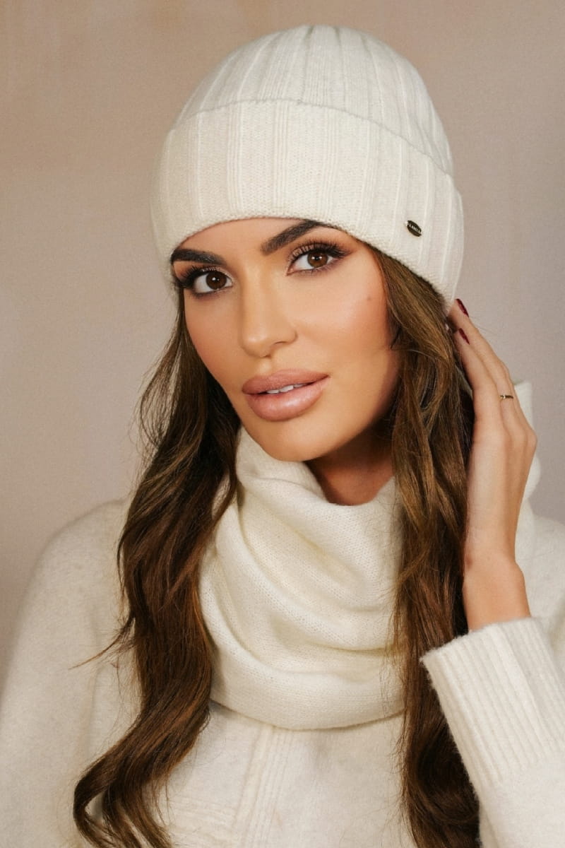 Komplet (Czapka+ Komin), Model: Tahira-Komplet, Kolor: ekru, Skład materiału: 80% Wełna; 20% Poliamid, Rozmiar: Uniwersalny (54-60) (Komplet (Czapka+ Komin), zdjęcie 2)