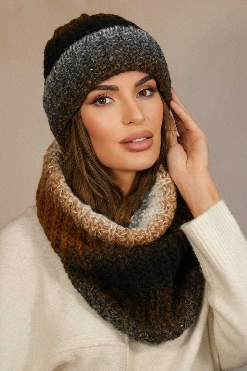 Detal czapki z wywinięciem i komina, wykonany z miękkiego materiału, idealny na chłodne dni | KAMEA | Spironik.pl