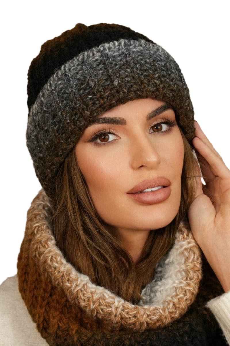 Komplet czapka z kominem w karmelowym odcieniu, prezentujący się w codziennej stylizacji na spacerze | KAMEA | Spironik.pl