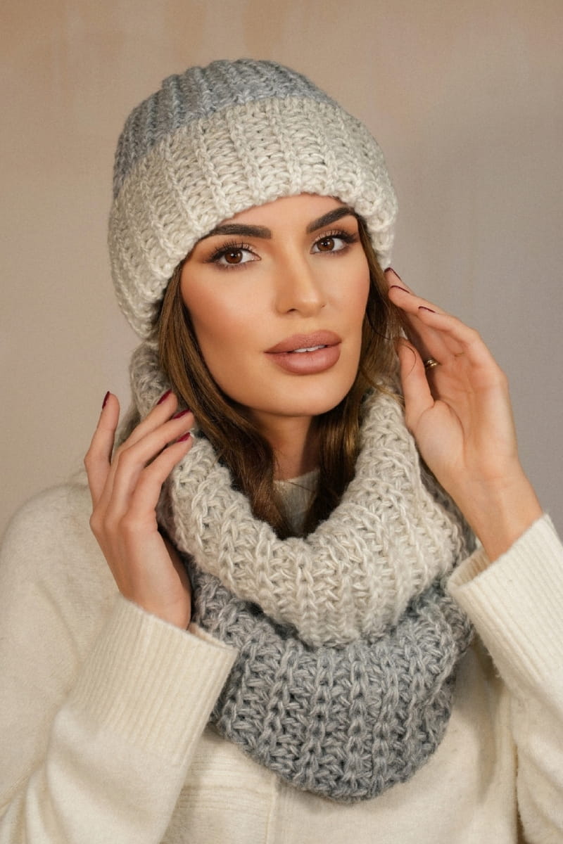 Czapka z wywinięciem i komin w beżowym odcieniu, idealne na chłodne dni i codzienne stylizacje | KAMEA | Spironik.pl