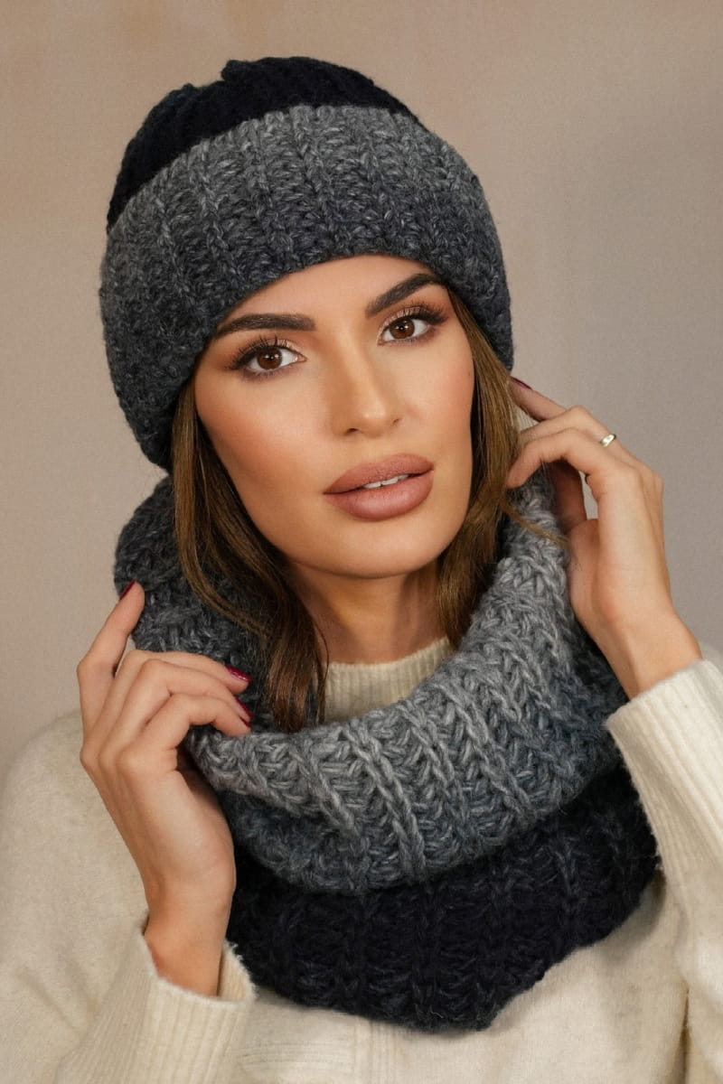 Detal cieniowanej czapki i komina w granatowym kolorze, idealny na chłodne dni i do codziennych stylizacji | KAMEA | Spironik.pl