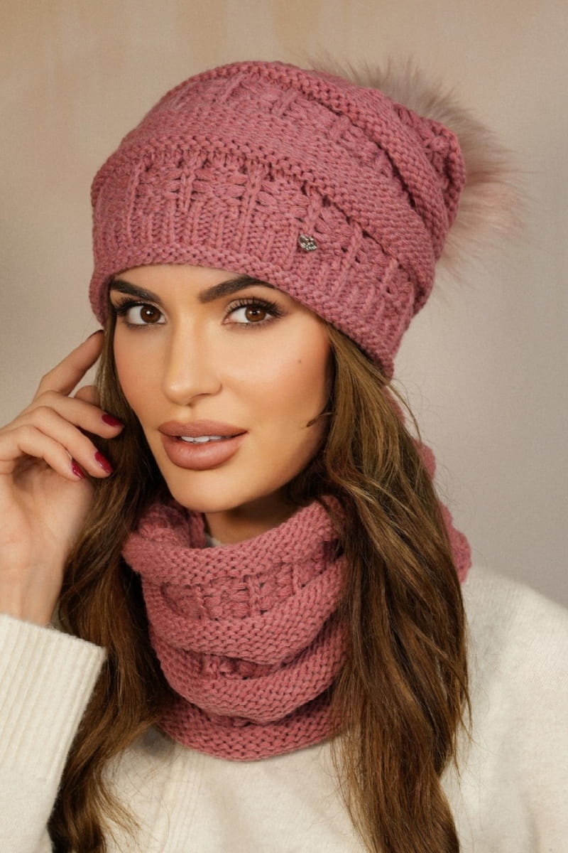 Komplet (Czapka + Komin), Model: Liana Komplet, Kolor: różowy, Skład materiału: 40% Poliakryl; 30% Wełna; 20% Alpaka; 10% Poliamid, Przeznaczenie: Jesień/Zima, Wymiary(długość/szerokość): 48cm/33cm (Komplet (Czapka + Komin), zdjęcie 2)