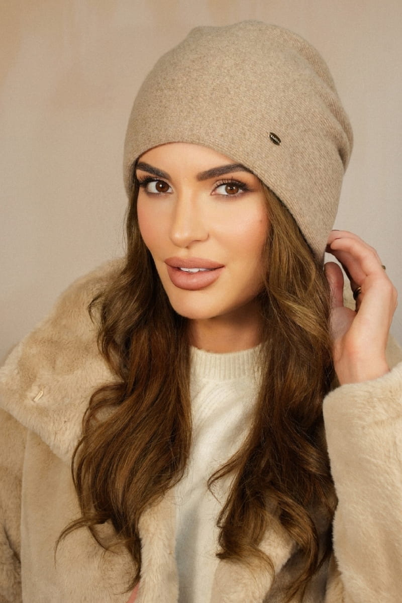 Čepice, Model: Iris, Barva: tmavě béžová, Složení materiálu: 80% Vlna; 20% Polyamid, Určení: Podzim/Zima, Velikost: Univerzální (54-60) (Čepice, fotografie 2)
