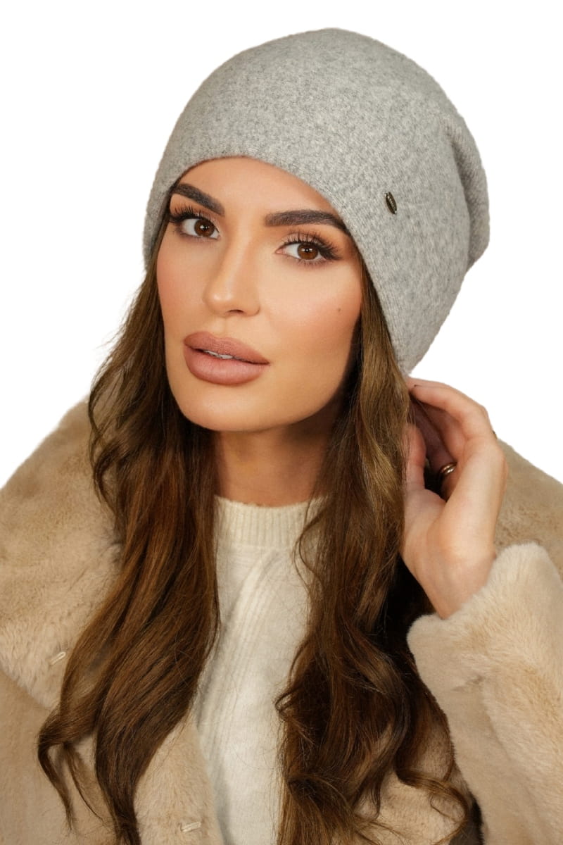 Čepice, Model: Iris, Barva: šedá, Složení materiálu: 80% Vlna; 20% Polyamid, Určení: Podzim/Zima, Velikost: Univerzální (54-60)