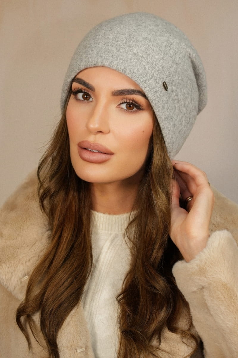 Čepice, Model: Iris, Barva: šedá, Složení materiálu: 80% Vlna; 20% Polyamid, Určení: Podzim/Zima, Velikost: Univerzální (54-60) (Čepice, fotografie 2)
