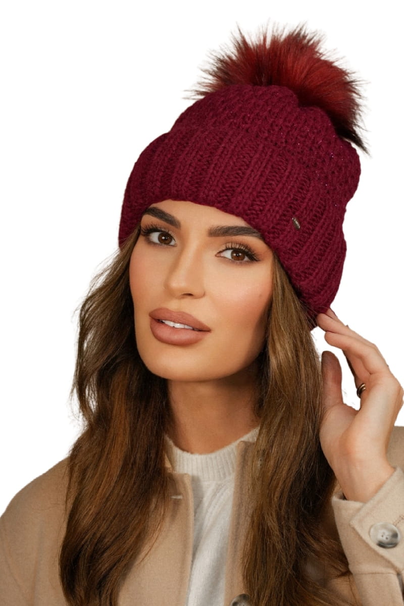 Čepice, Model: Furja s Eco Pomponem, Barva: bordó, Složení materiálu: 83% Akryl; 15% Polyamid; 2% Metalický, Určení: Podzim/Zima, Velikost: Univerzální (54-60)