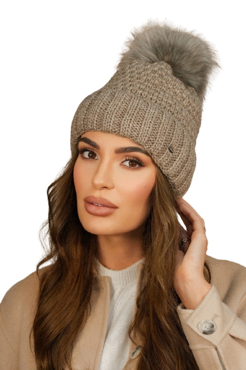 Čepice, Model: Furja s Eco Pomponem, Barva: cappuccino, Složení materiálu: 83% Akryl; 15% Polyamid; 2% Metalický, Určení: Podzim/Zima, Velikost: Univerzální (54-60)