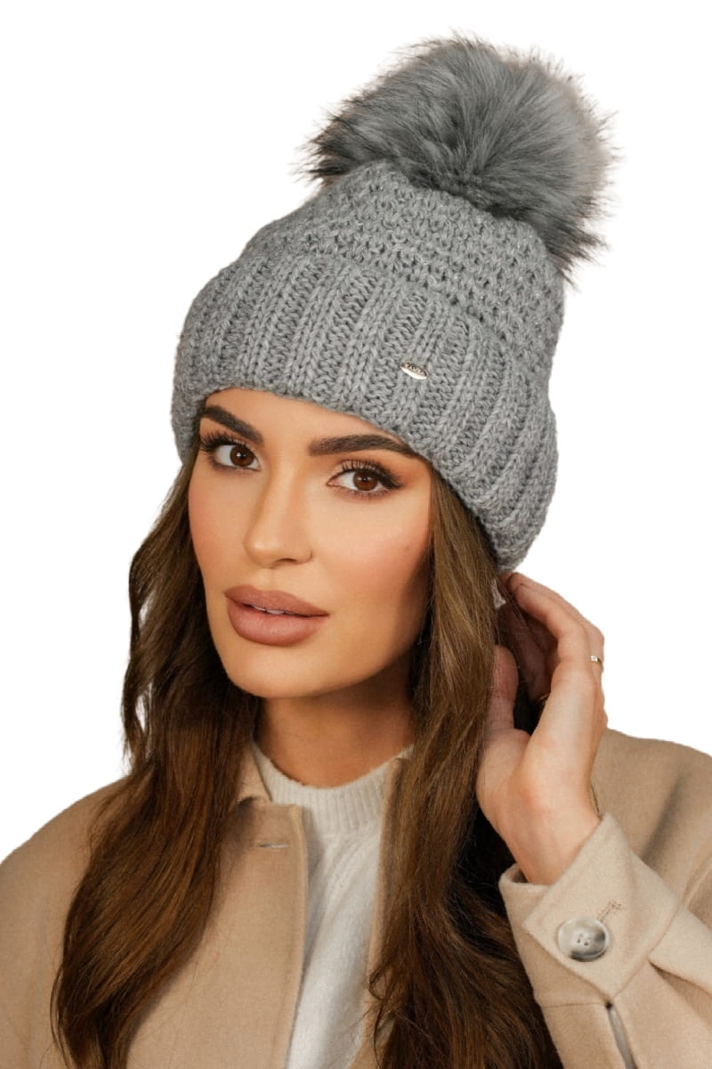 Čepice, Model: Furja s Eco Pomponem, Barva: šedá, Složení materiálu: 83% Akryl; 15% Polyamid; 2% Metalický, Určení: Podzim/Zima, Velikost: Univerzální (54-60)