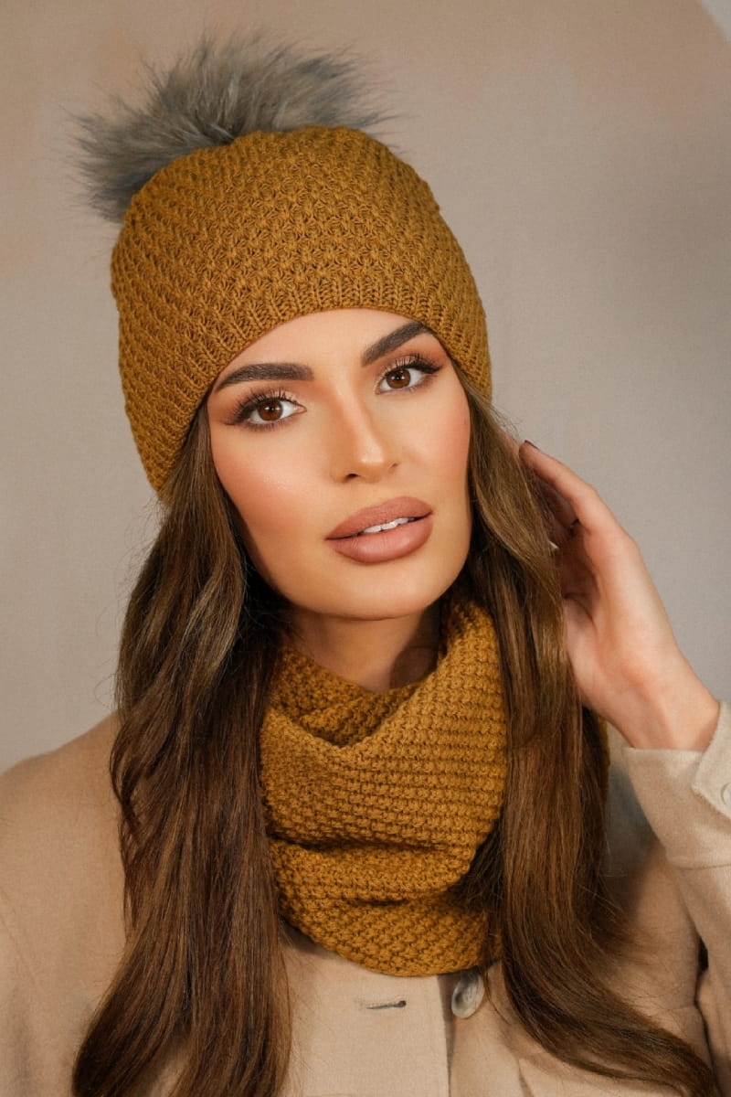 Detal czapki i komina RUBBI w musztardowym kolorze, wykonane z akrylu, wełny i poliamidu | KAMEA | Spironik.pl