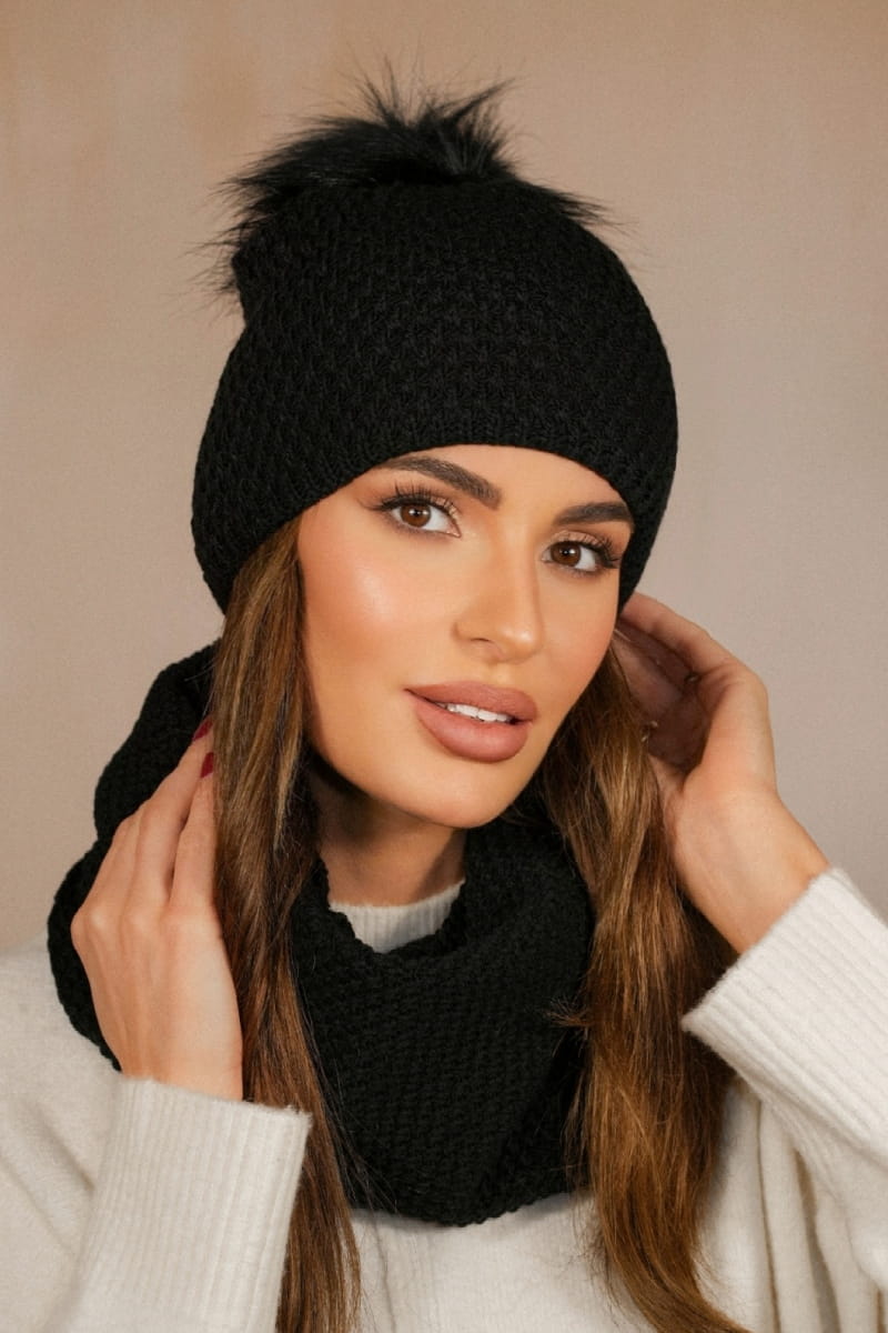 Detal czapki z kominem RUBBI, z puszystym pomponem, prezentujący grubą fakturę splotu materiału | KAMEA | Spironik.pl