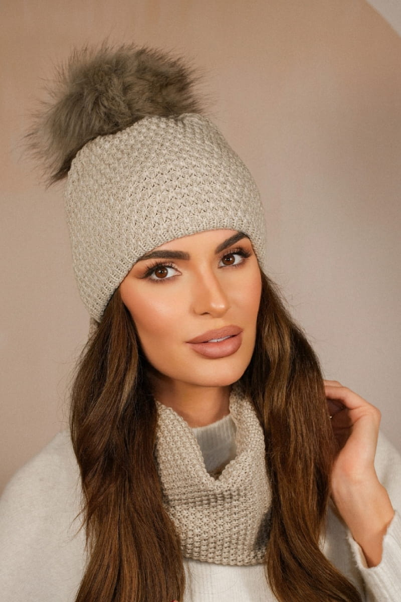 Detal czapki RUBBI z grubym splotem, wykonanej z akrylu, wełny i poliamidu, w uniwersalnym rozmiarze | KAMEA | Spironik.pl