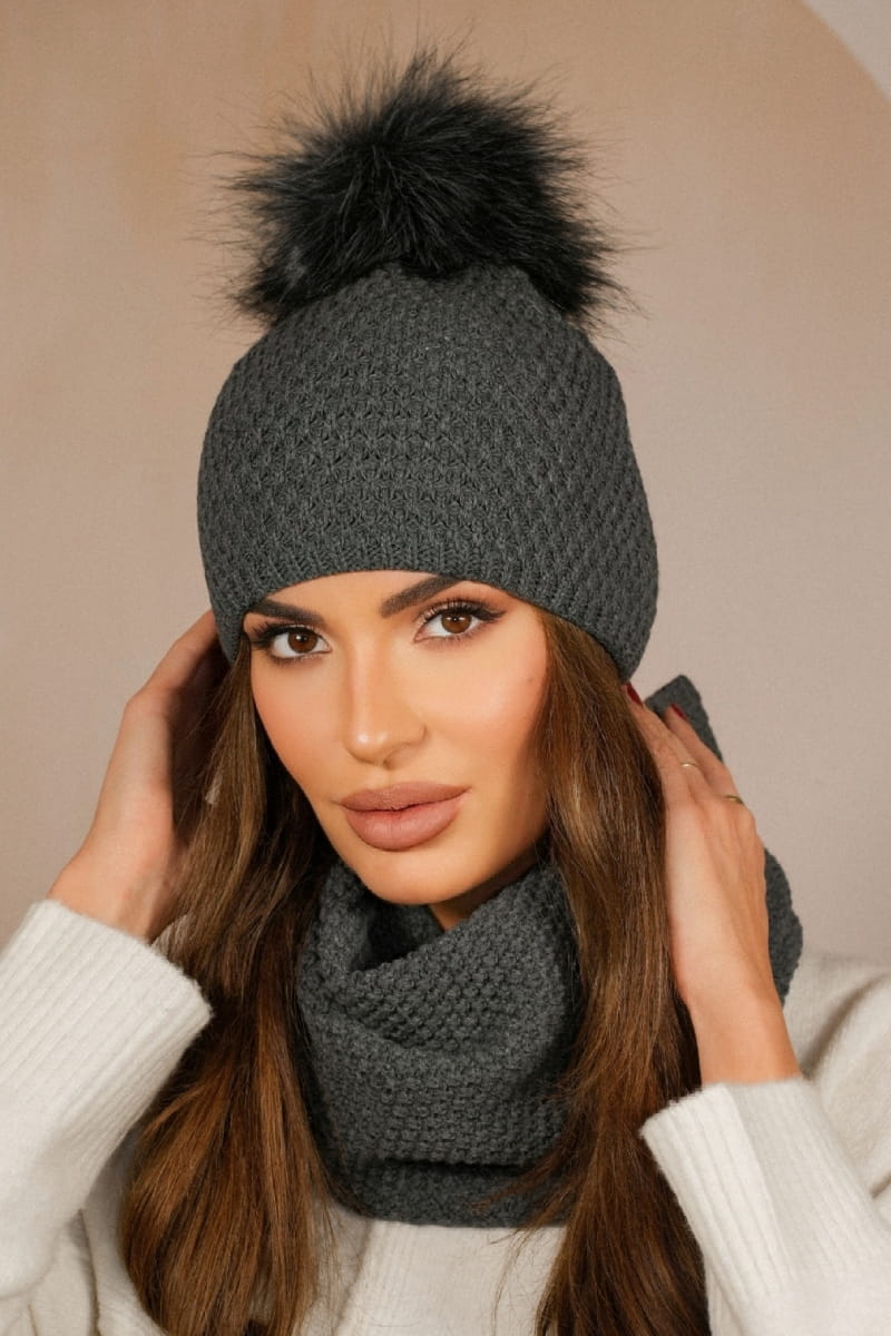 Detal czapki RUBBI z puszystym pomponem, wykonanej z akrylu, wełny i poliamidu w grafitowym odcieniu | KAMEA | Spironik.pl