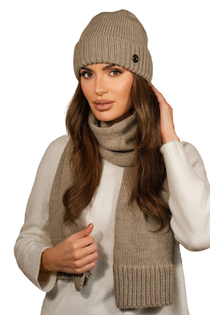 Komplety: czapka + szalik/komin, Model: Raisa-Komplet, Kolor: ciemny beżowy, Skład materiału: 50% Akryl; 30% Wełna; 20% Poliamid, Przeznaczenie: Jesień/Zima, Wymiary(długość/szerokość): 162cm/26cm