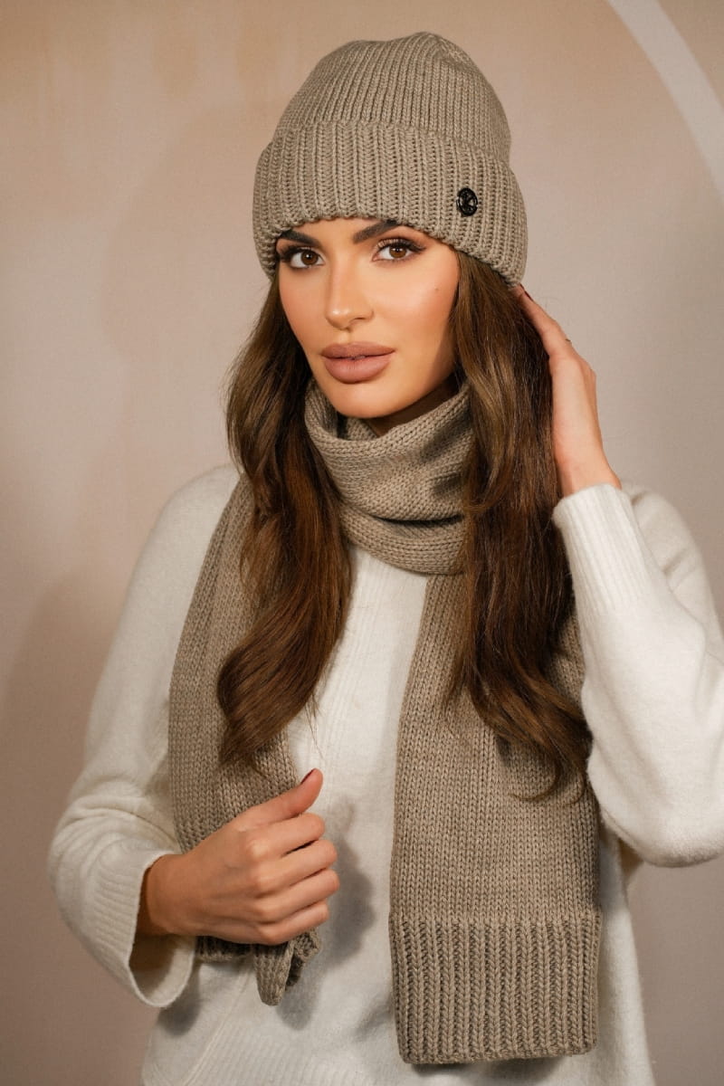 Komplety: czapka + szalik/komin, Model: Raisa-Komplet, Kolor: ciemny beżowy, Skład materiału: 50% Akryl; 30% Wełna; 20% Poliamid, Przeznaczenie: Jesień/Zima, Wymiary(długość/szerokość): 162cm/26cm (Komplety: czapka + szalik/komin, zdjęcie 2)