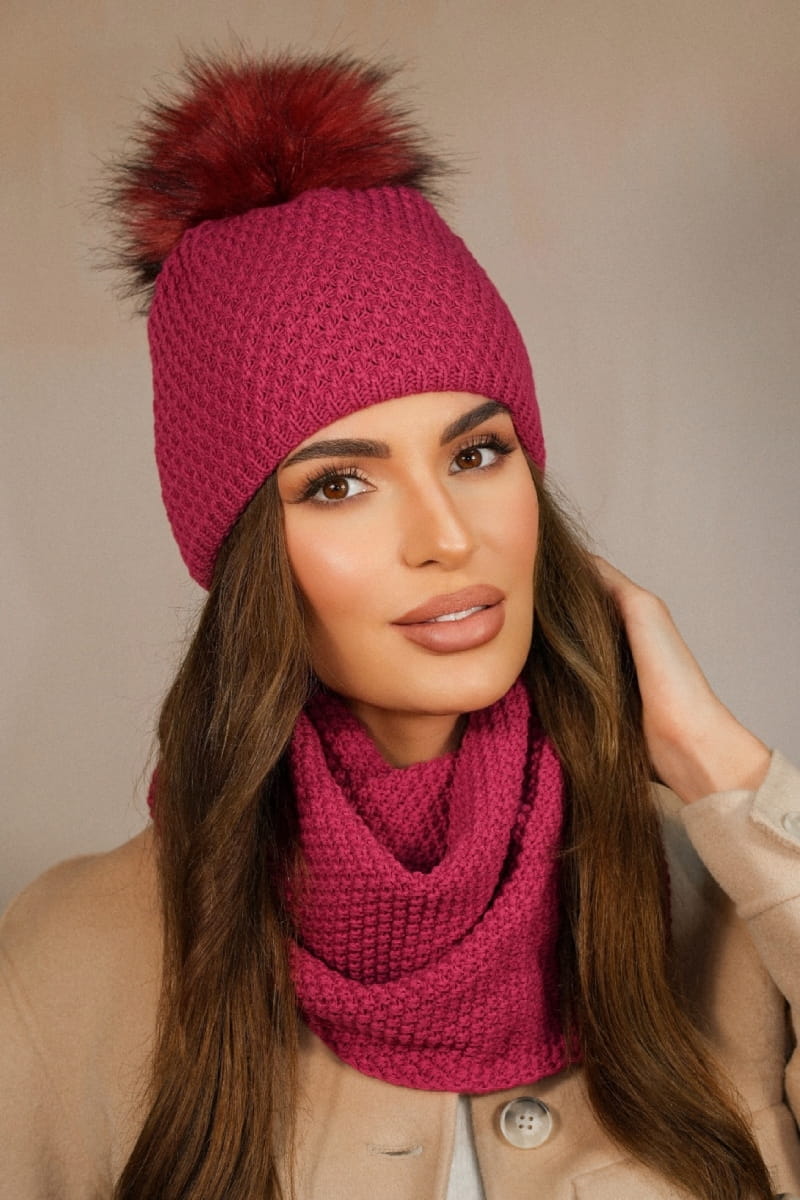 Detal czapki RUBBI z puszystym pomponem, w zestawie z kominem, w uniwersalnym rozmiarze 54-60 | KAMEA | Spironik.pl