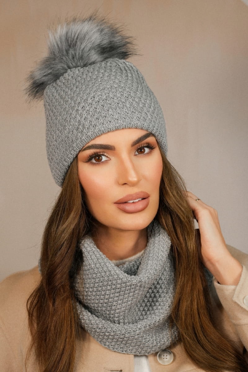 Detal czapki z kominem RUBBI, szary kolor, z puszystym pomponem, doskonały do różnych stylizacji na chłodne dni | KAMEA | Spironik.pl