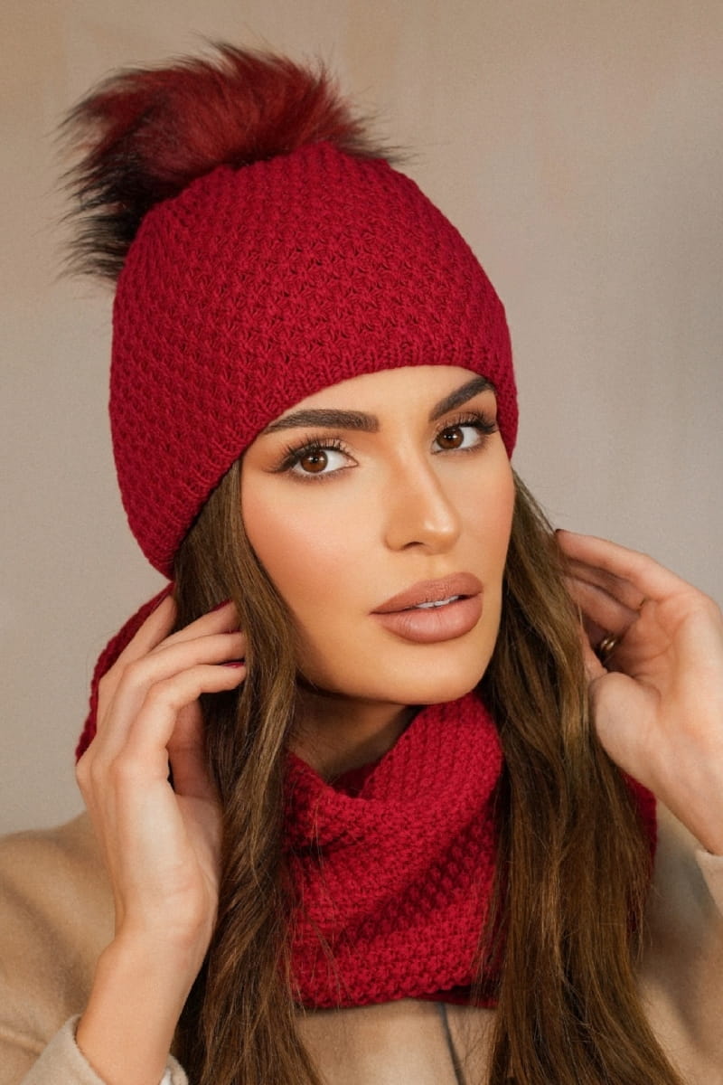 Detal czapki z kominem RUBBI, z puszystym pomponem, prezentujący grubą fakturę i uniwersalny rozmiar | KAMEA | Spironik.pl