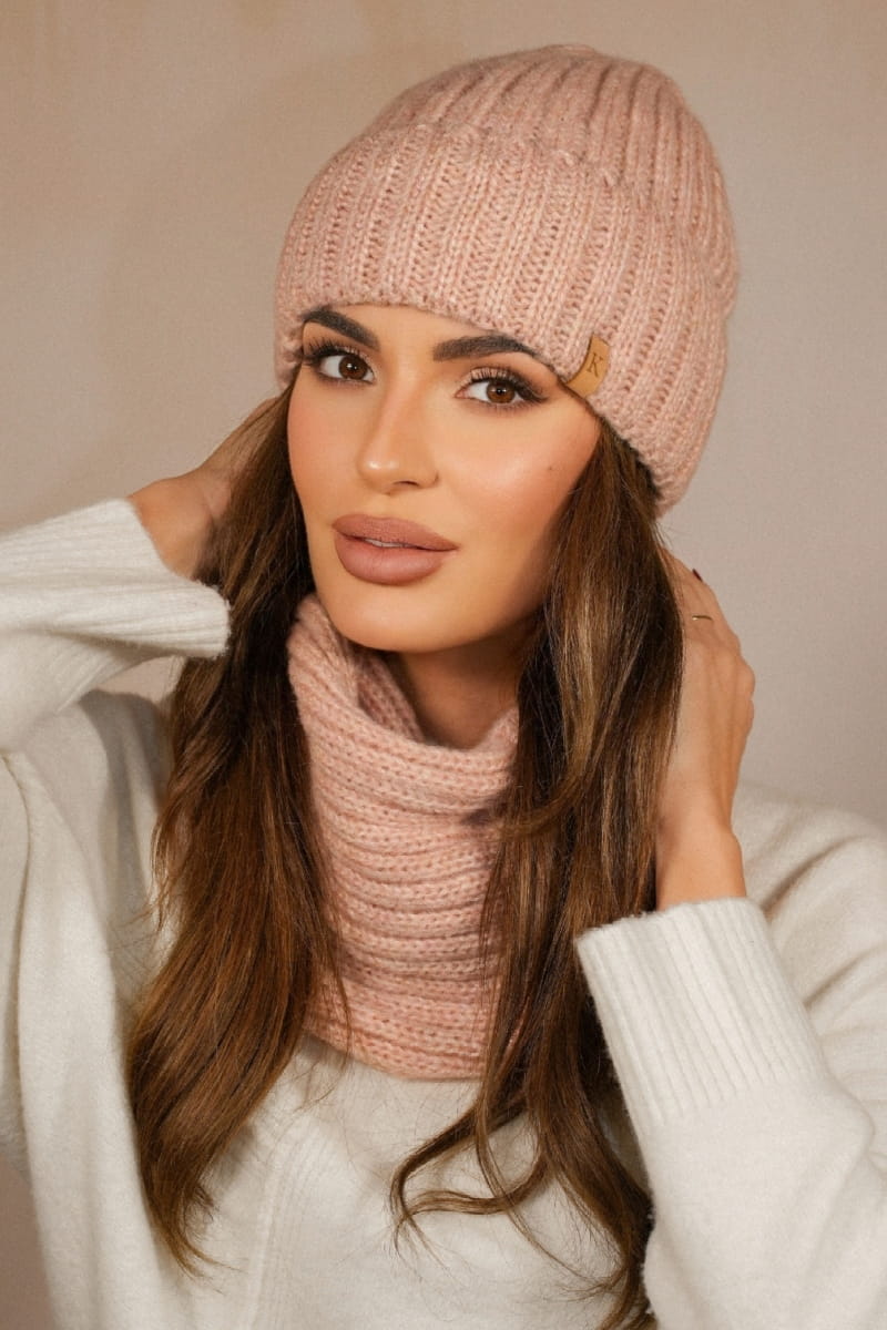 Detal czapki SEVEN z szerokim wywinięciem, wykonanej z miękkiego poliestru w kolorze różowym | KAMEA | Spironik.pl