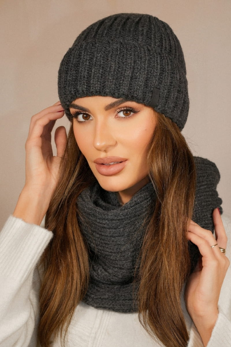 Detal czapki z kominem SEVEN w grafitowym kolorze, prezentujący klasyczny, prążkowy splot materiału | KAMEA | Spironik.pl