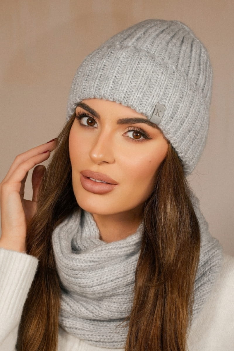 Detal czapki z szerokim wywinięciem oraz komina w klasycznym splocie prążkowym, doskonały na zimowe stylizacje | KAMEA | Spironik.pl