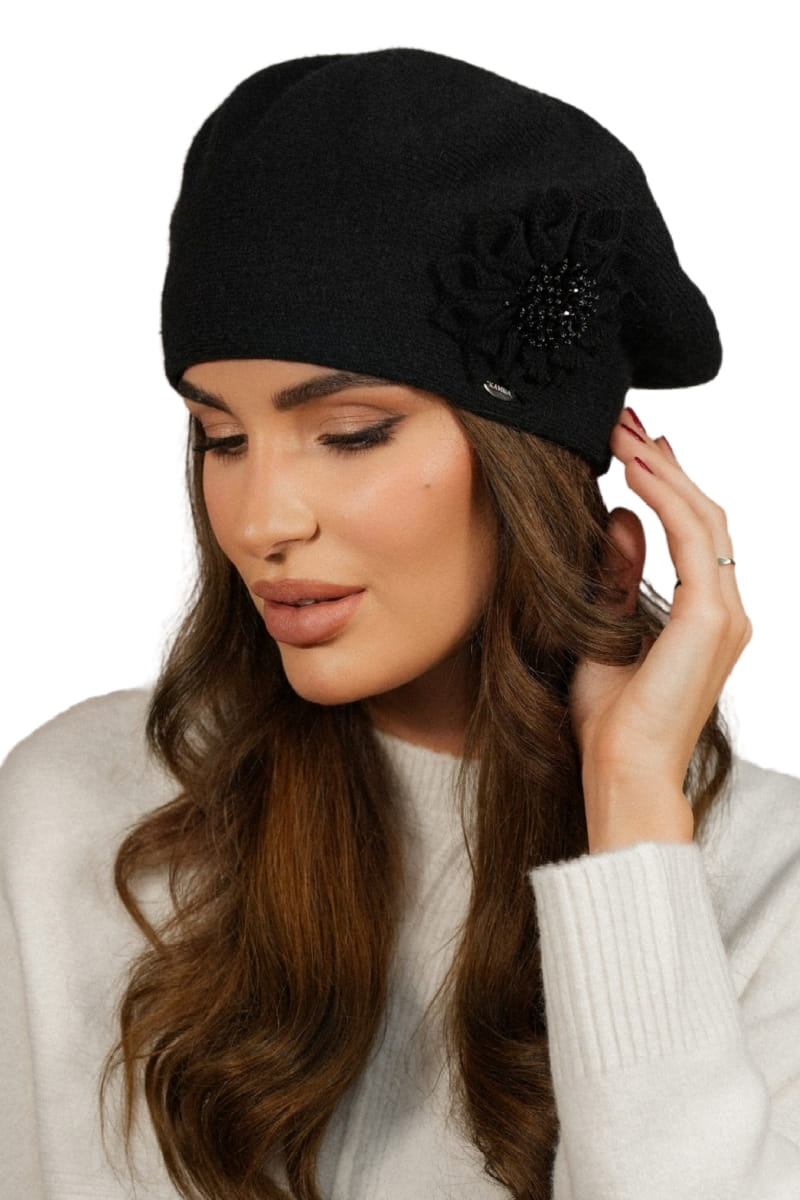 Beret Damski, Model: Peonia, Kolor: czarny, Skład materiału: 80% Wełna; 20% Poliamid, Przeznaczenie: Jesień/Zima, Rozmiar: Uniwersalny (54-60)