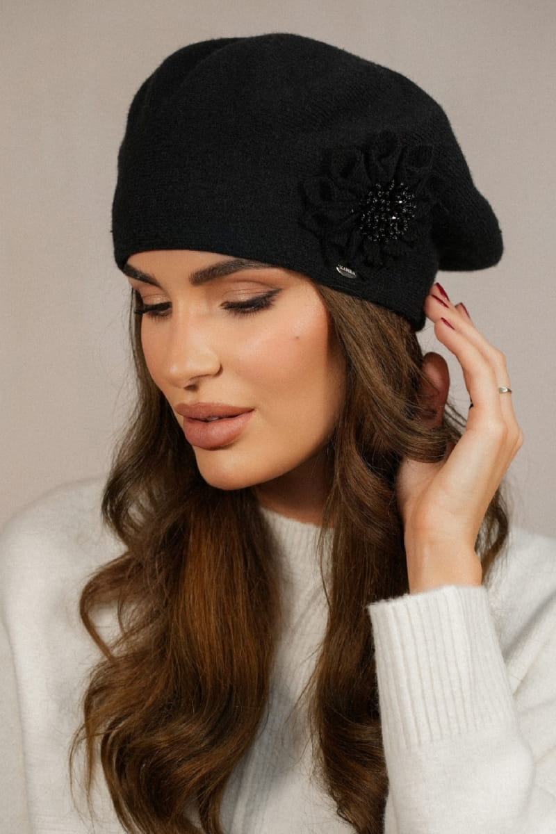 Beret Damski, Model: Peonia, Kolor: czarny, Skład materiału: 80% Wełna; 20% Poliamid, Przeznaczenie: Jesień/Zima, Rozmiar: Uniwersalny (54-60) (Beret Damski, zdjęcie 2)