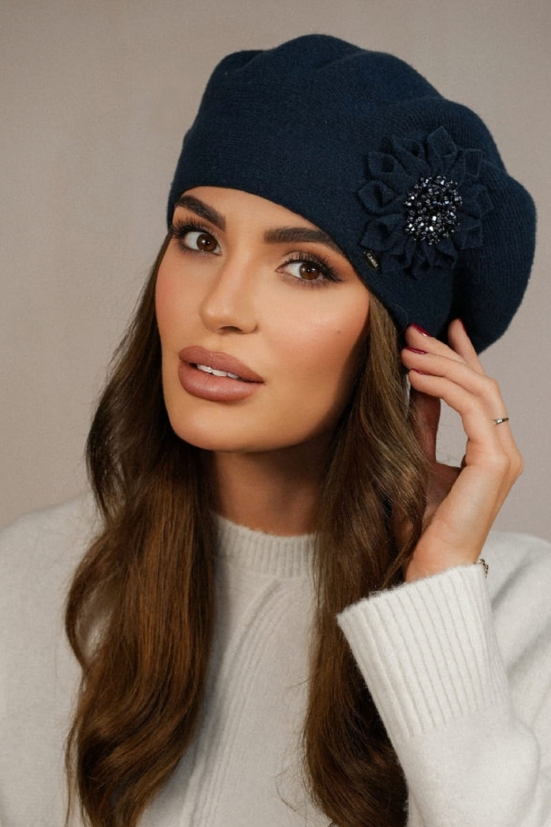 Beret Damski, Model: Peonia, Kolor: mix granatowy, Skład materiału: 80% Wełna; 20% Poliamid, Przeznaczenie: Jesień/Zima, Rozmiar: Uniwersalny (54-60) (Beret Damski, zdjęcie 2)