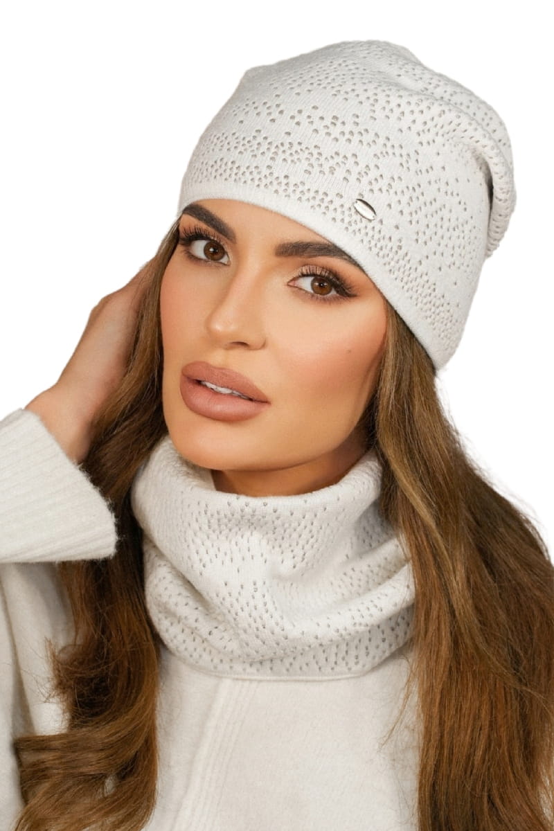 Komplet (Czapka + Komin), Model: Narcyz-Komplet, Kolor: ekru, Skład materiału: 52% Wiskoza; 26% Pbt; 22% Poliamid, Przeznaczenie: Jesień/Zima, Wymiary(długość/szerokość): 32cm/35cm