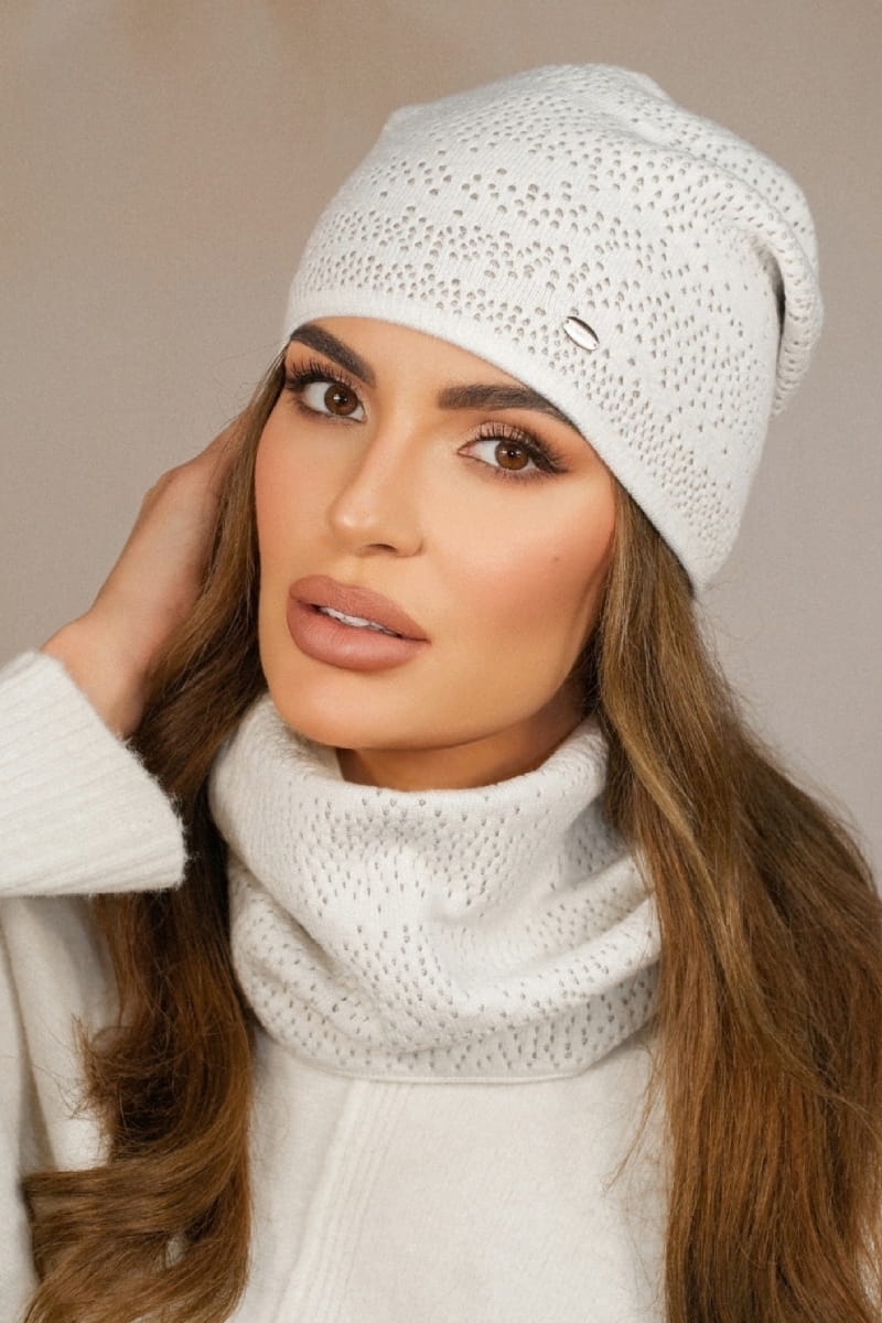 Detal czapki Narcyz z metalowym logo Kamea oraz unikalnym ściegiem, który nadaje jej charakterystyczny wygląd | Spironik.pl