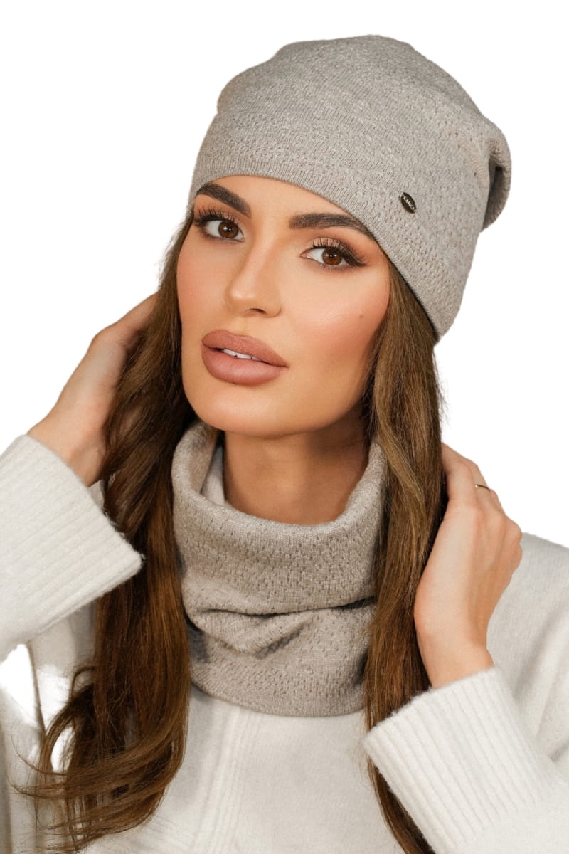 Komplet (Czapka + Komin), Model: Narcyz-Komplet, Kolor: ciemny beżowy, Skład materiału: 52% Wiskoza; 26% Pbt; 22% Poliamid, Przeznaczenie: Jesień/Zima, Wymiary(długość/szerokość): 32cm/35cm