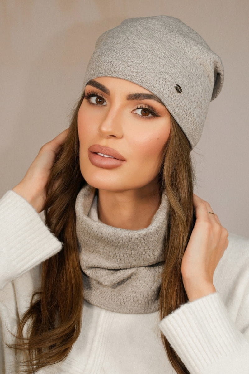 Detal czapki z metalowym logo Kamea oraz unikalnym ściegiem w komplecie z kominem na chłodniejsze dni | Spironik.pl