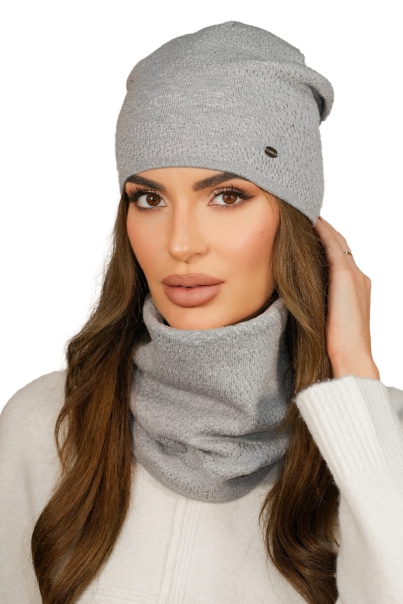 Komplet (Czapka + Komin), Model: Narcyz-Komplet, Kolor: szary, Skład materiału: 52% Wiskoza; 26% Pbt; 22% Poliamid, Przeznaczenie: Jesień/Zima, Wymiary(długość/szerokość): 32cm/35cm